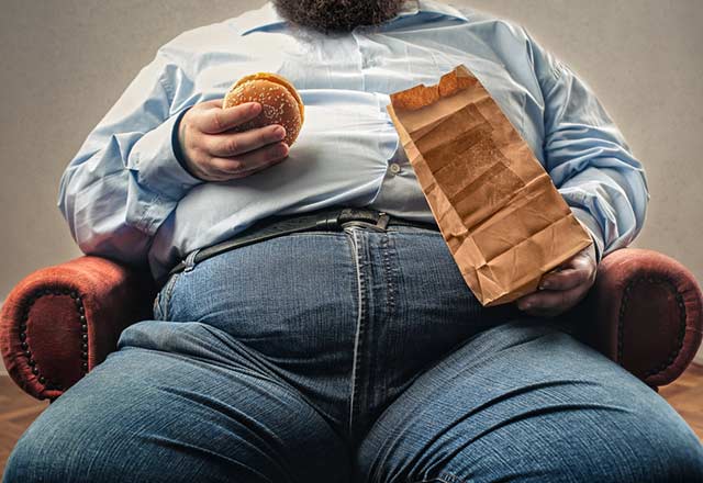 Yalnız yemek yiyen erkeklerin hasta olma riski daha yüksek!